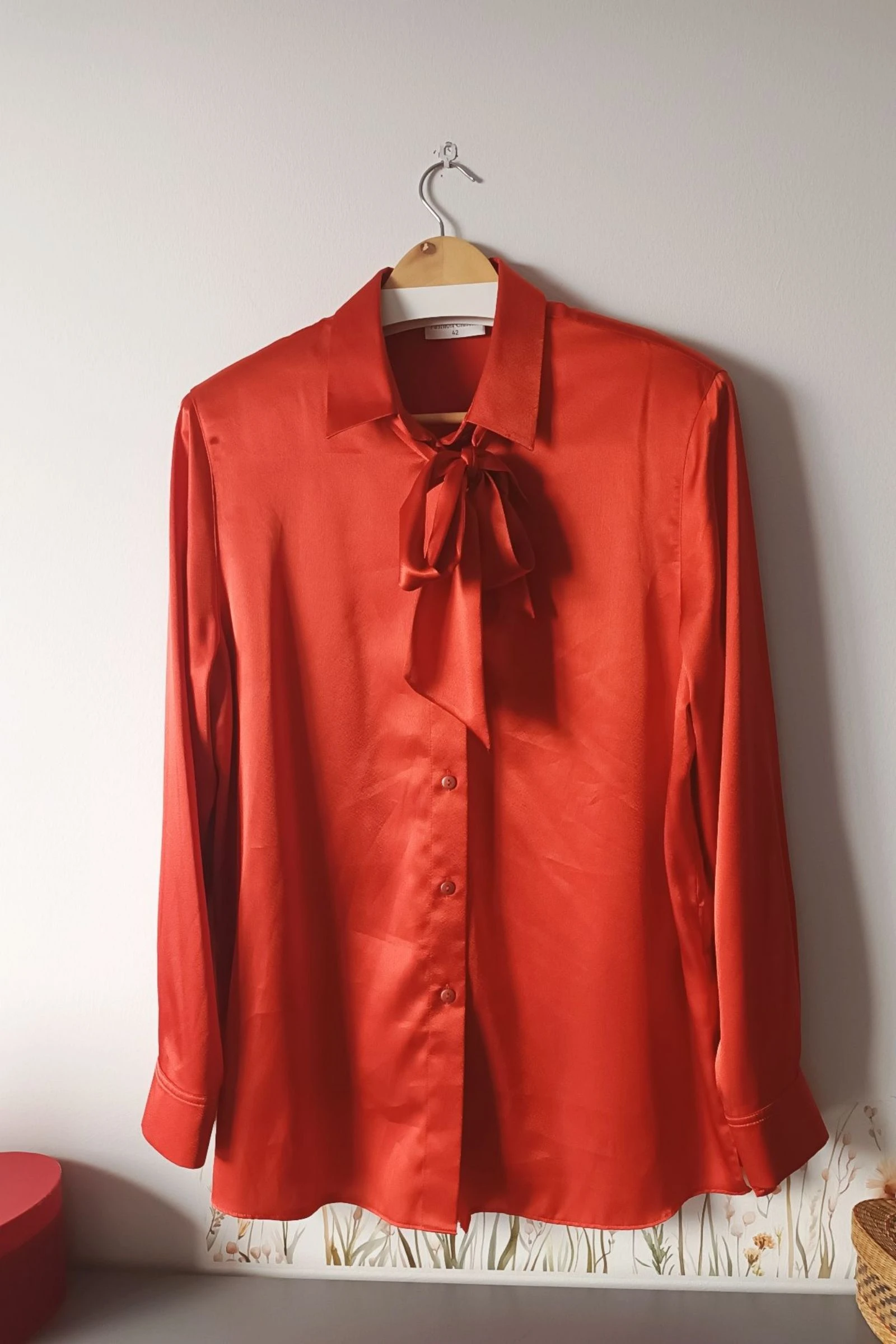 Blusa Satinada roja con Lazo T.42